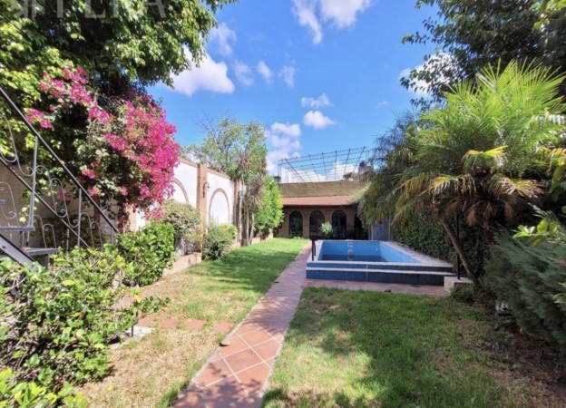 Hermosa casa con piscina, 6 ambientes en Lanús.