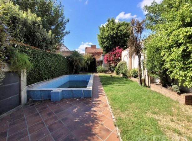 Hermosa casa con piscina, 6 ambientes en Lanús.