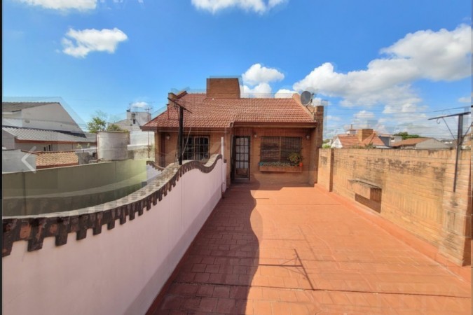 Hermosa casa con piscina, 6 ambientes en Lanús.