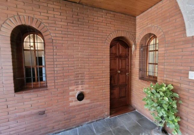 Hermosa casa con piscina, 6 ambientes en Lanús.