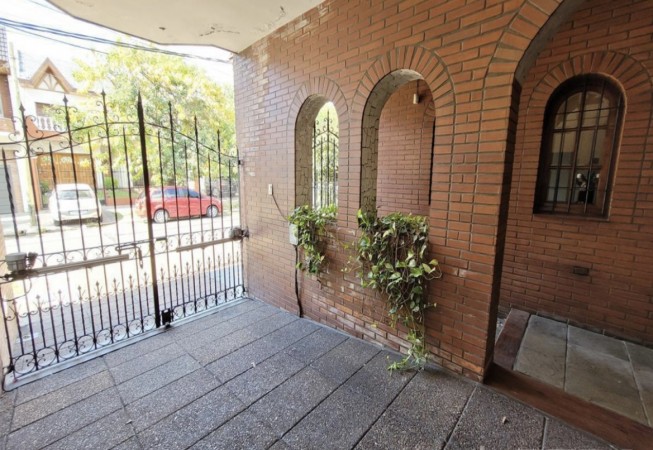 Hermosa casa con piscina, 6 ambientes en Lanús.