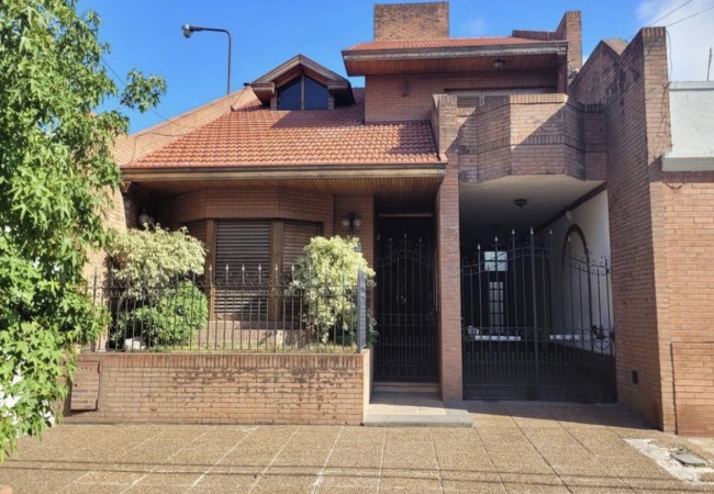 Hermosa casa con piscina, 6 ambientes en Lanús.