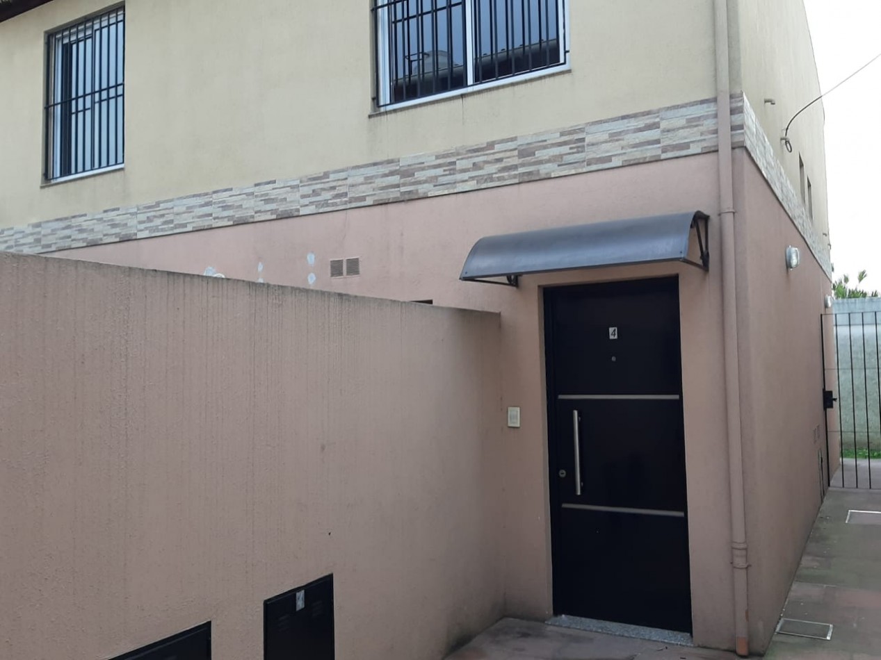 VN - VENTA DE CUATRO DUPLEX CON COCHERA EN BERNAL