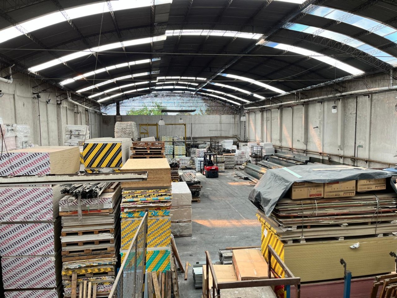 AJ DEPOSITO 1300 M2 EXCELENTE UBICACION