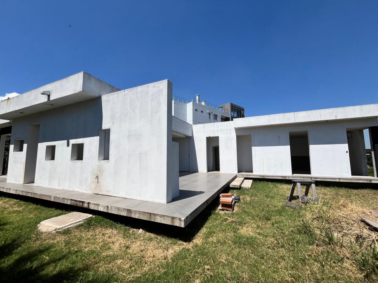 AZ- APTO CREDITO- CASA A TERMINAR en B° BARRANCAS de IRAOLA