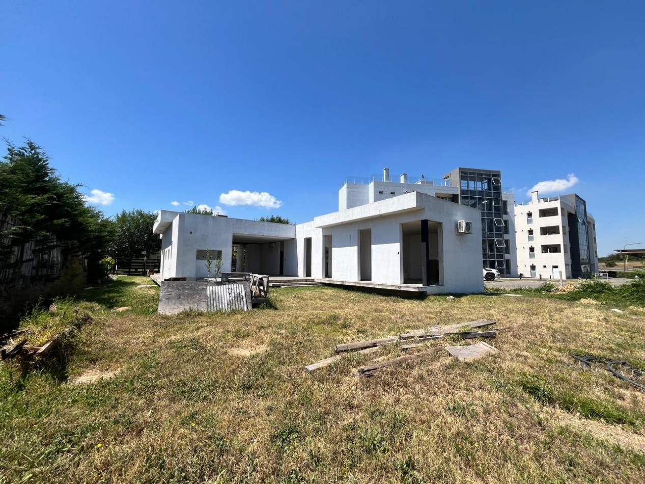 AZ- APTO CREDITO- CASA A TERMINAR en B° BARRANCAS de IRAOLA