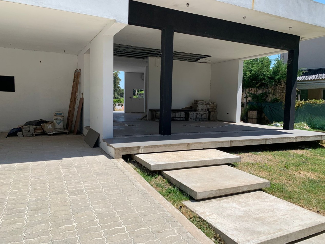 AZ- APTO CREDITO- CASA A TERMINAR en B° BARRANCAS de IRAOLA