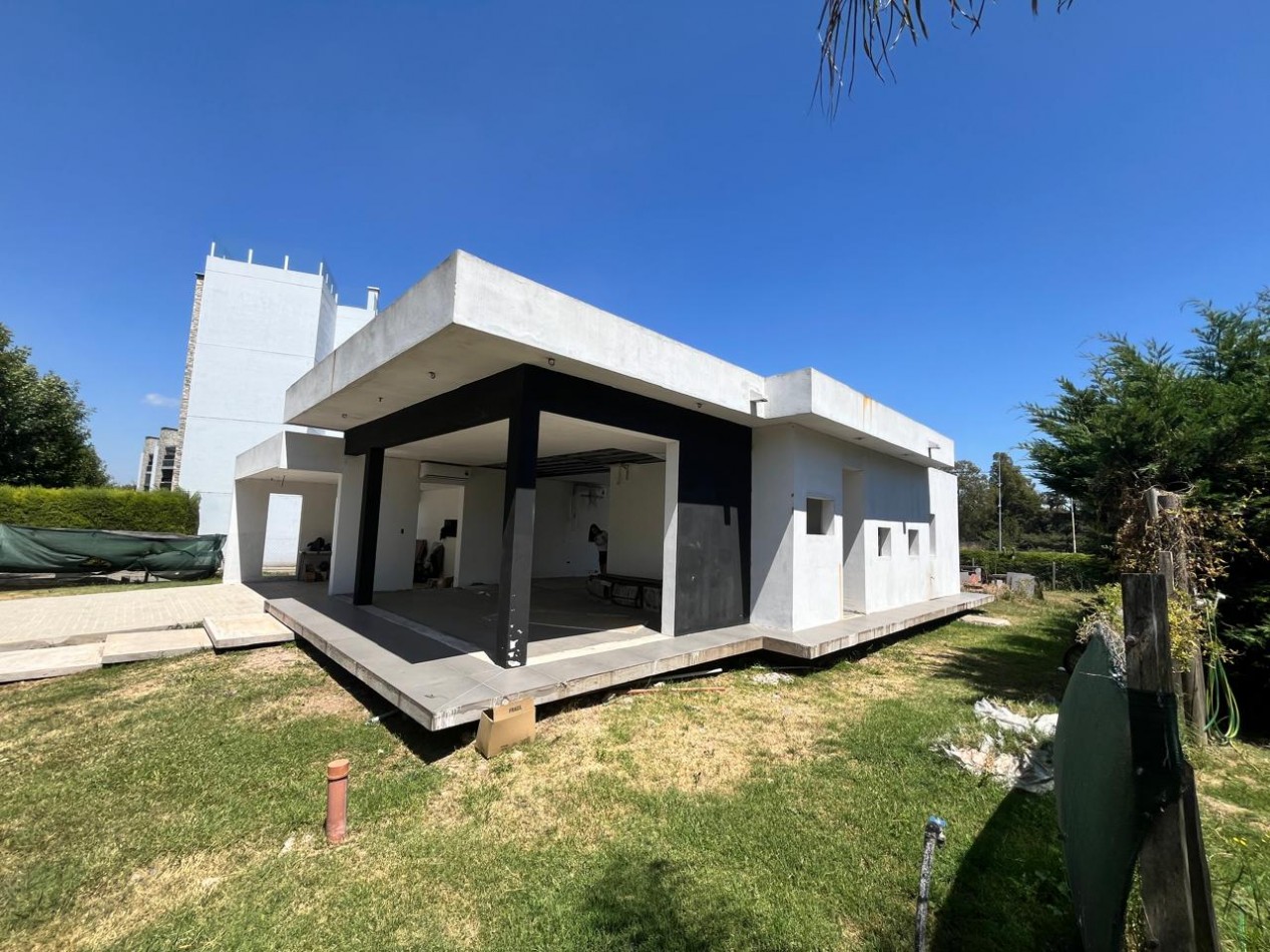 AZ- APTO CREDITO- CASA A TERMINAR en B° BARRANCAS de IRAOLA