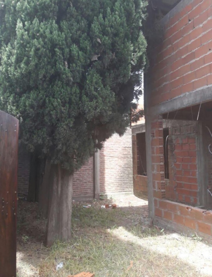 RB - Lote con vivienda de hormigon en construccion de dos plantas a terminar cerca del Cruce Varela