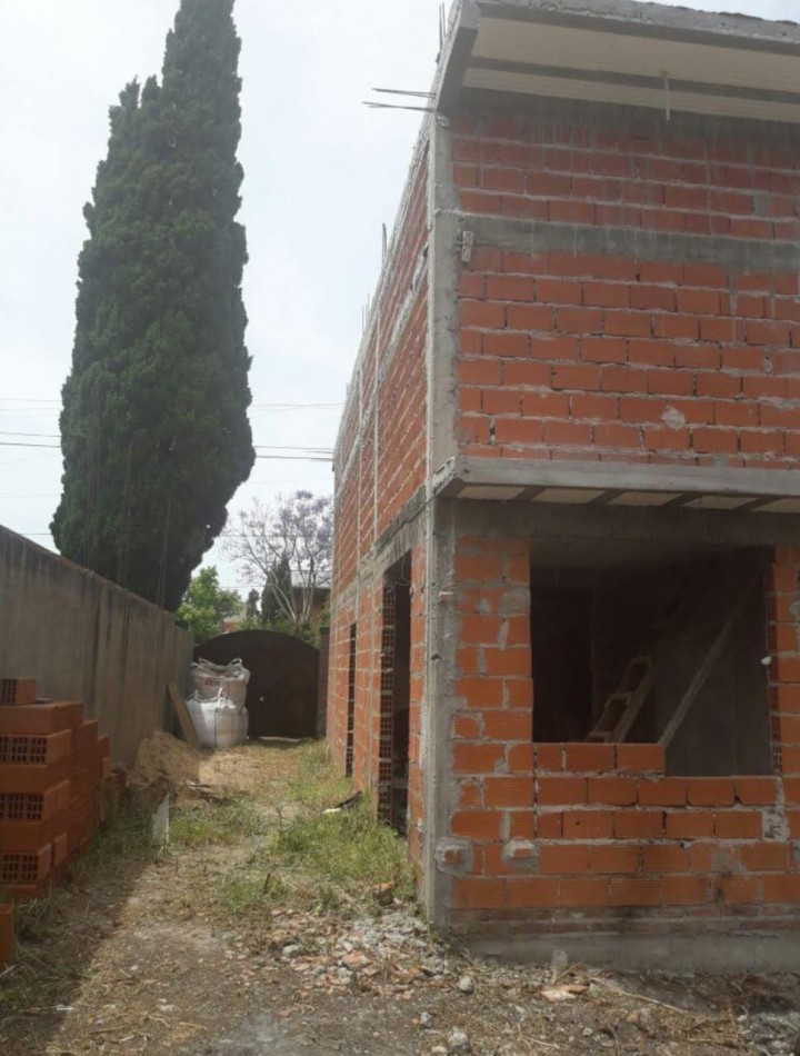 RB - Lote con vivienda de hormigon en construccion de dos plantas a terminar cerca del Cruce Varela