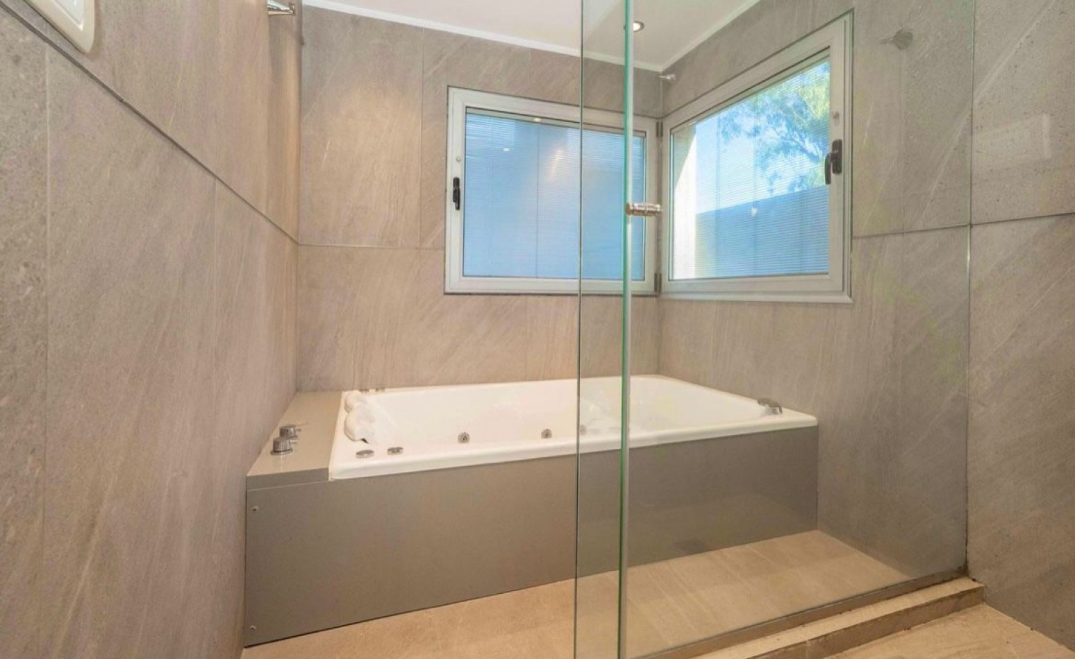 AV- Casa de Categoria en Quilmes Centro - 4 Plantas, 720 m² y Amenities de Lujo