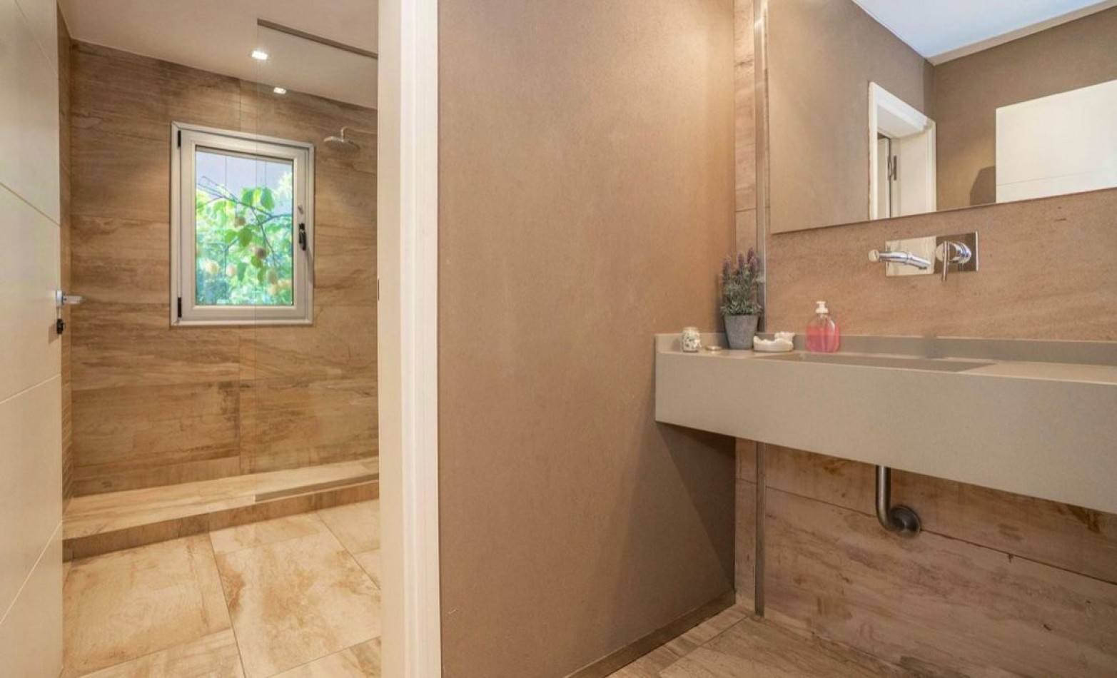 AV- Casa de Categoria en Quilmes Centro - 4 Plantas, 720 m² y Amenities de Lujo
