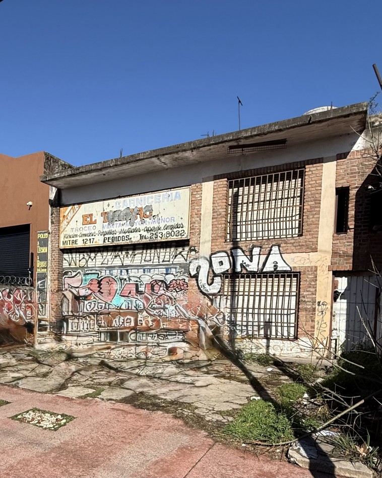 AJ - Propiedad multifuncional sobre Av. Mitre - Ideal Local comercial o deposito - frigorifico