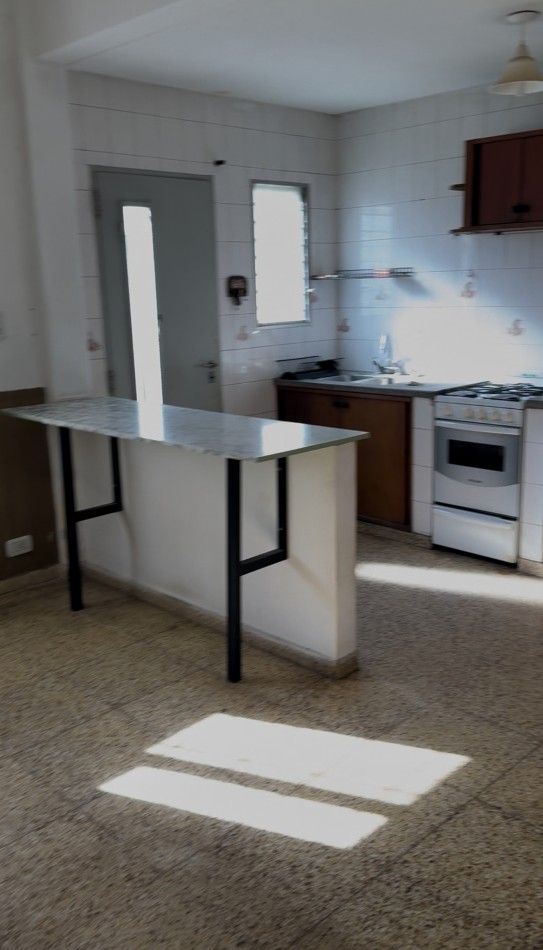 AJ - DEPARTAMENTO 2 ambientes con cochera y patio 