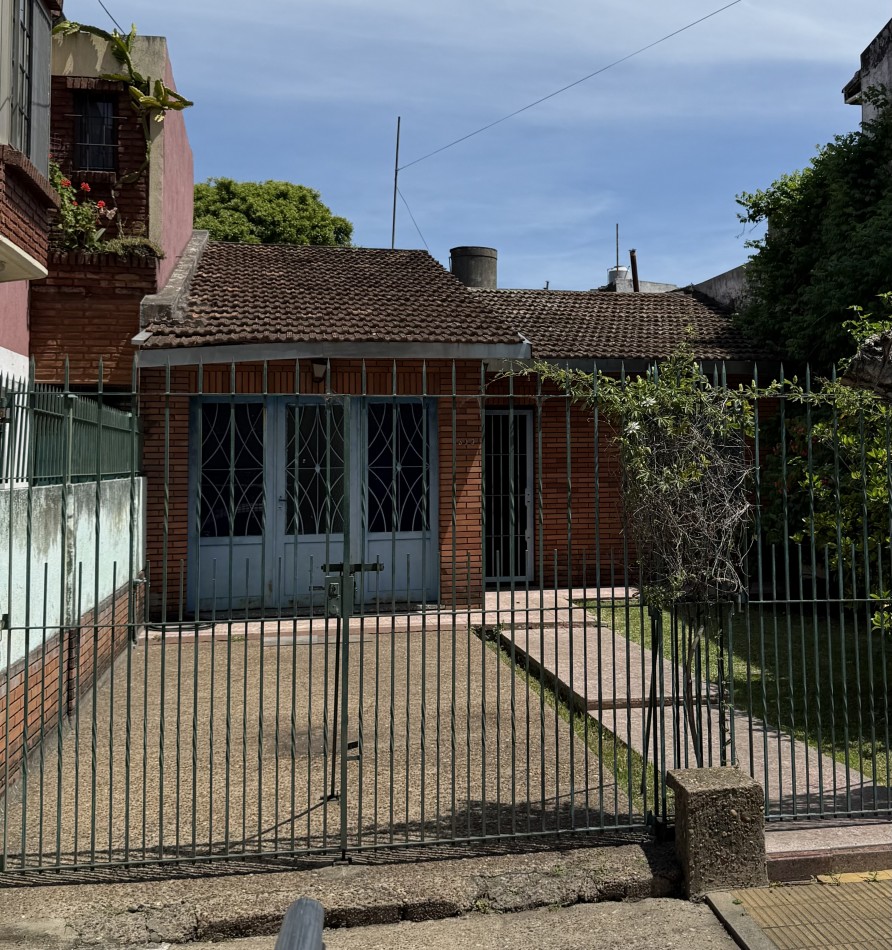 AJ - CASA 2 DORMITORIOS AMPLIO LOTE 