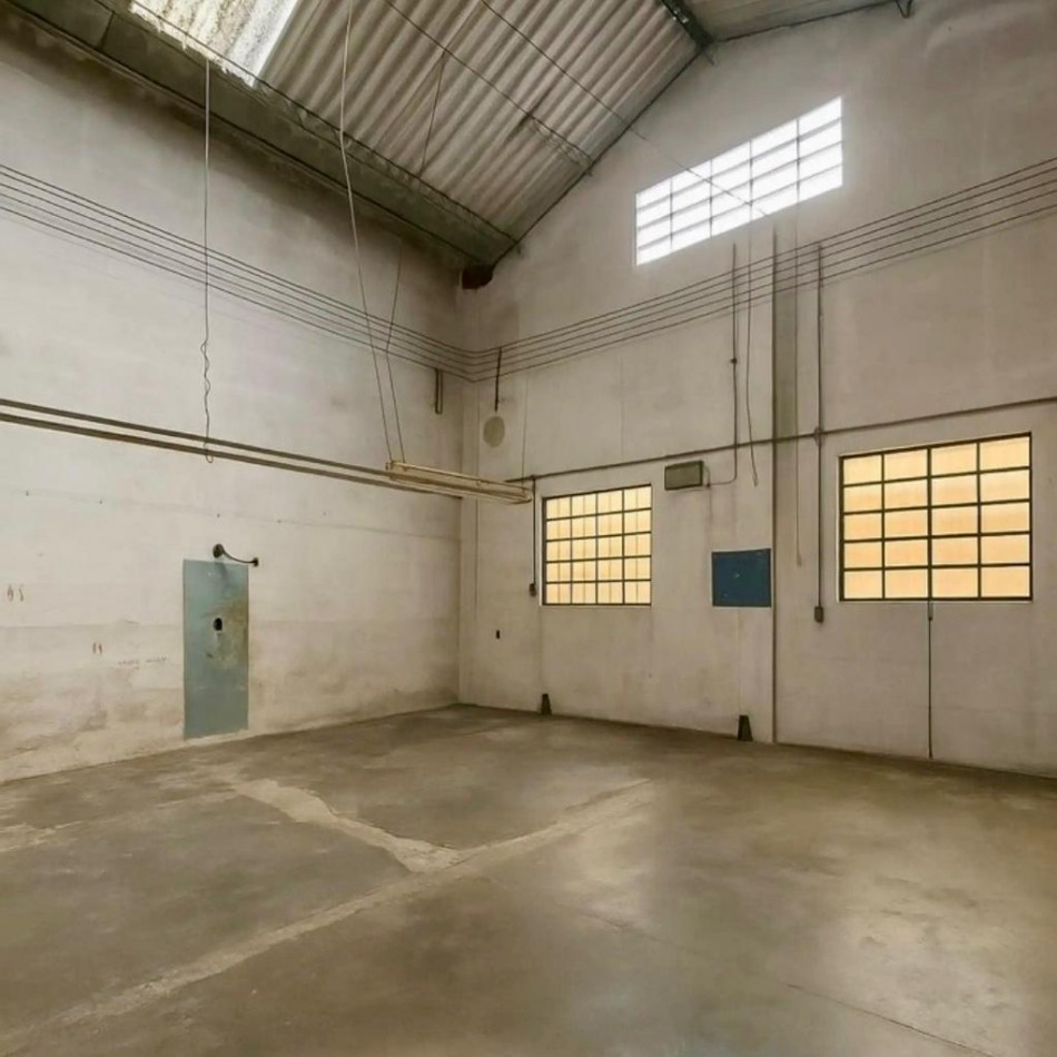 AM. Excelente galpon en alquiler en Bernal Oeste 