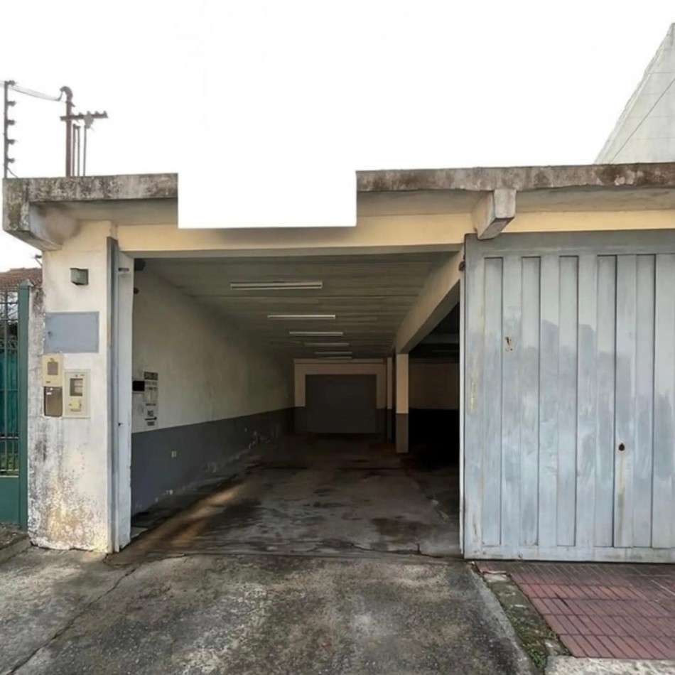 AM. Excelente galpon en alquiler en Bernal Oeste 