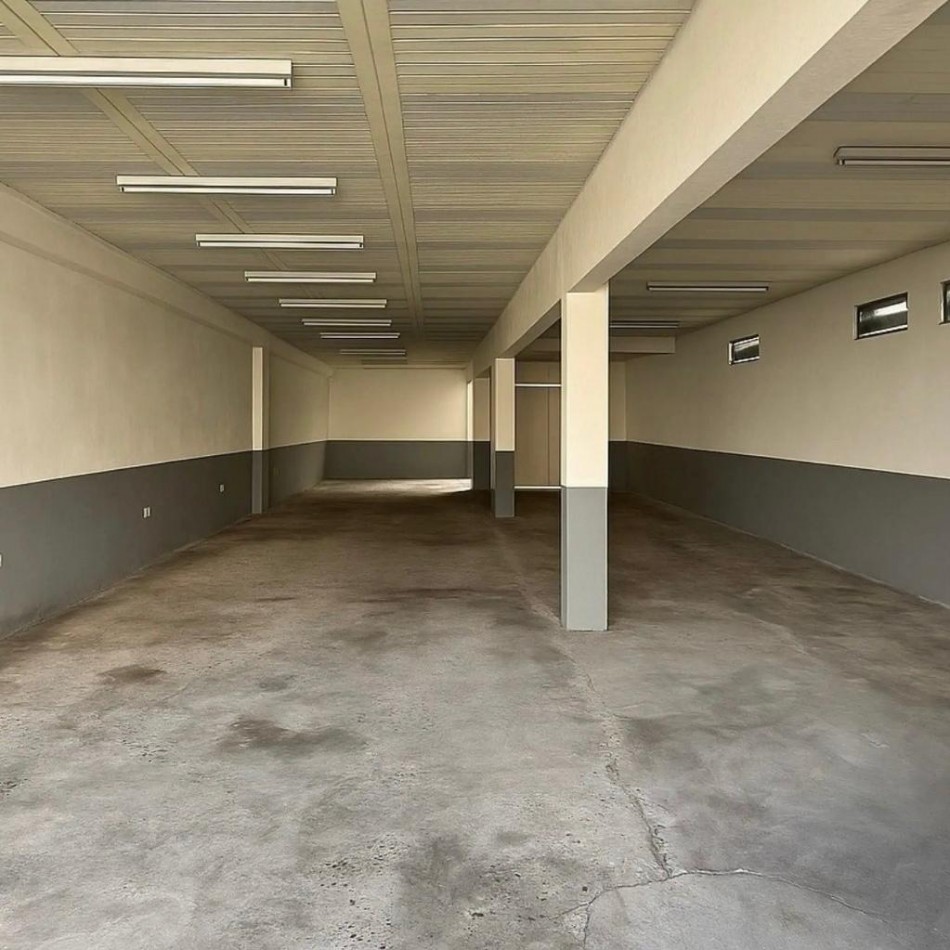 AM. Excelente galpon en alquiler en Bernal Oeste 