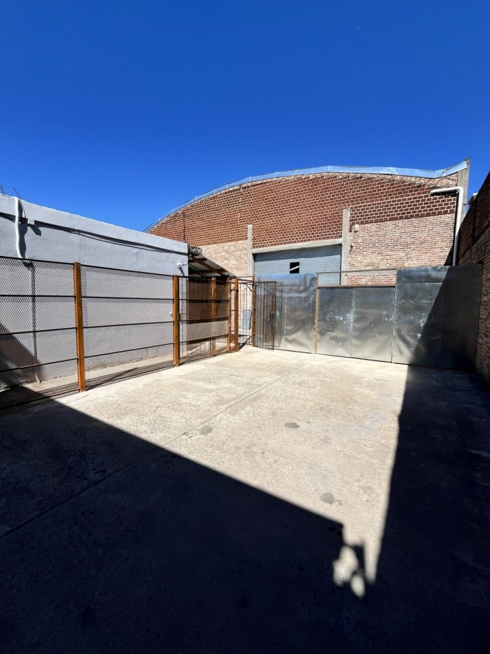 AJ VENTA 2 DEPOSITOS 900 m2 total c/u Berazategui Juntos o separados