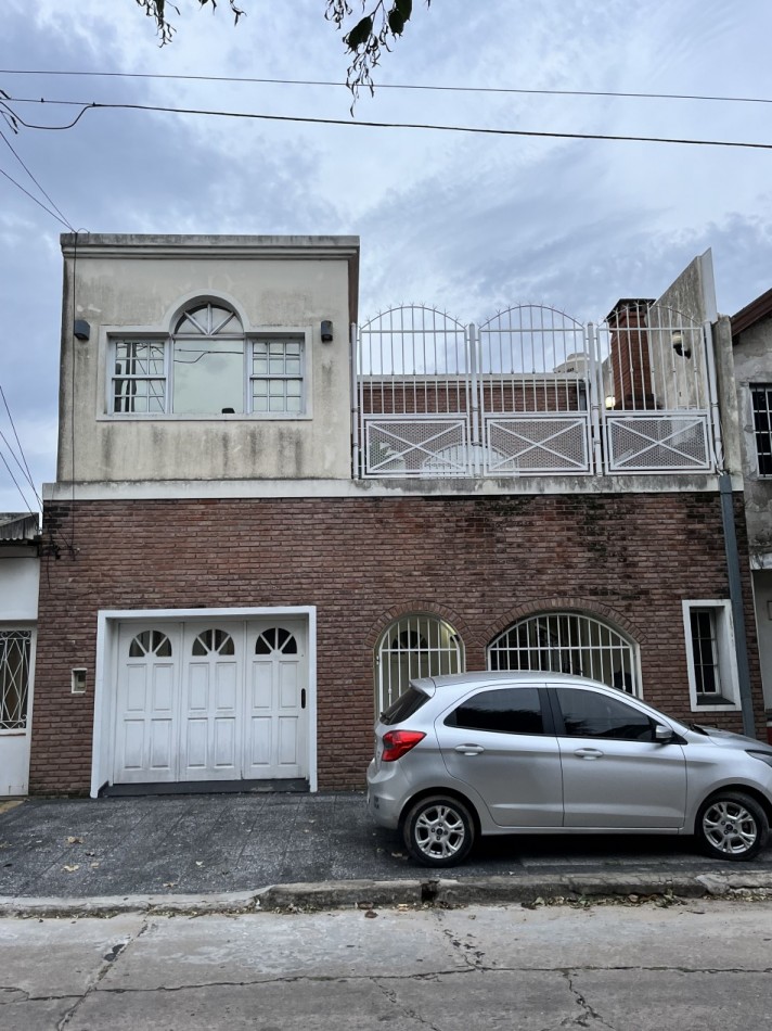 AJ - CASA EN DOS PLANTAS - IMPECABLE - APTA CREDITO
