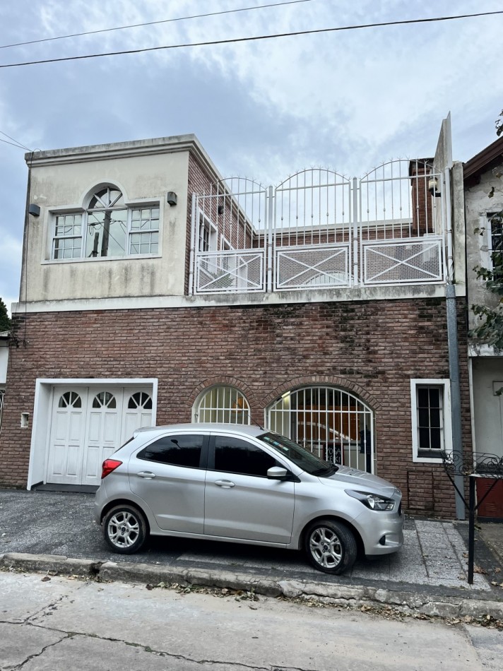 AJ - CASA EN DOS PLANTAS - IMPECABLE - APTA CREDITO