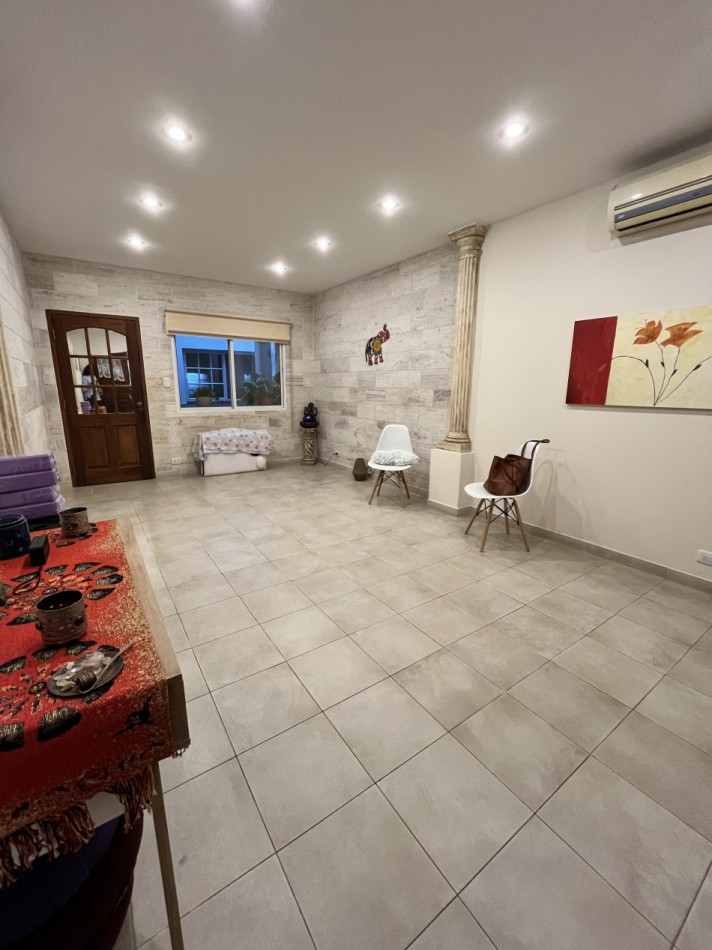 AJ - CASA EN DOS PLANTAS - IMPECABLE - APTA CREDITO