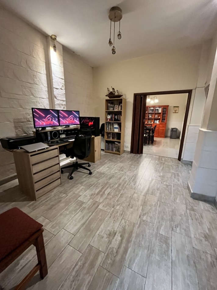 AJ - CASA EN DOS PLANTAS - IMPECABLE - APTA CREDITO