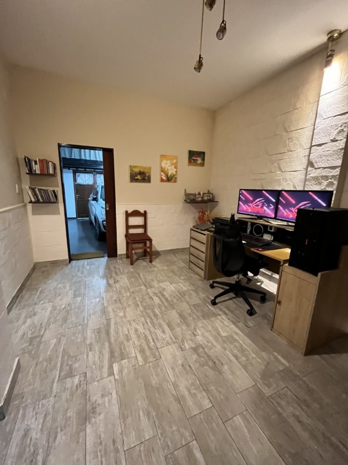 AJ - CASA EN DOS PLANTAS - IMPECABLE - APTA CREDITO