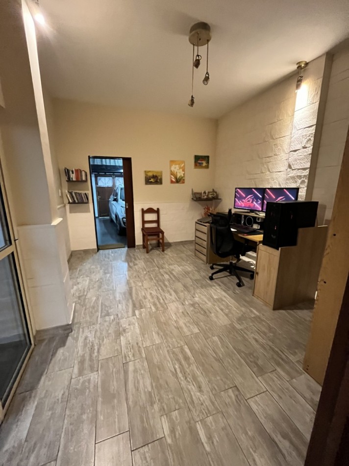 AJ - CASA EN DOS PLANTAS - IMPECABLE - APTA CREDITO