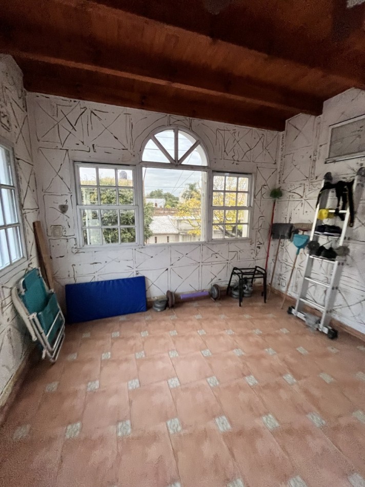 AJ - CASA EN DOS PLANTAS - IMPECABLE - APTA CREDITO