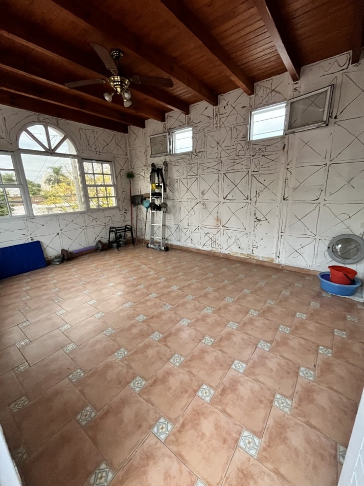 AJ - CASA EN DOS PLANTAS - IMPECABLE - APTA CREDITO