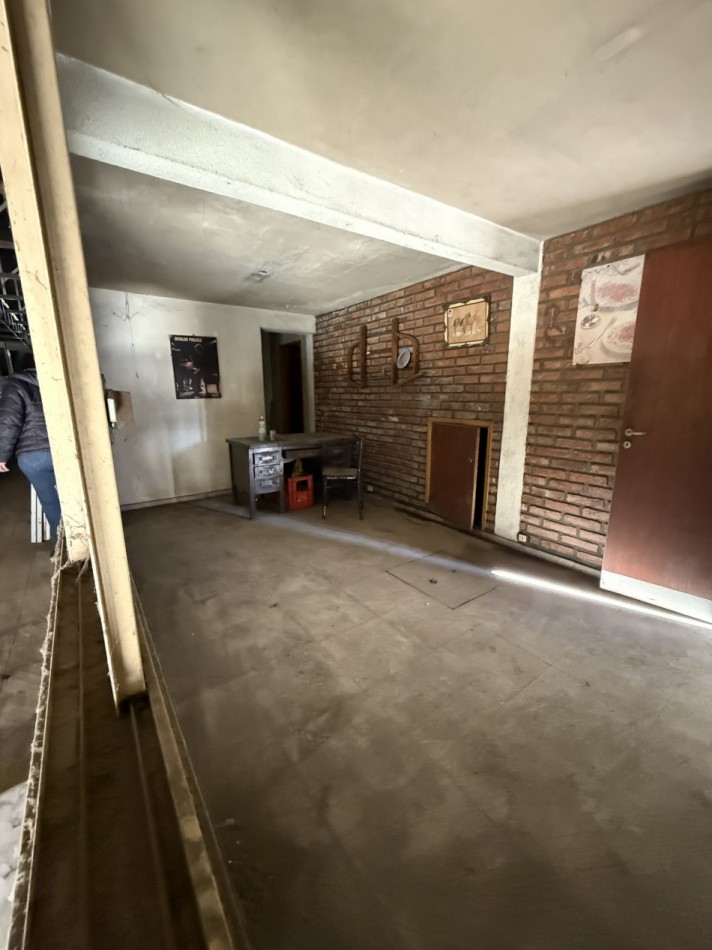 AJ - Propiedad multifuncional sobre Av. Mitre - Ideal Local comercial o deposito - frigorifico