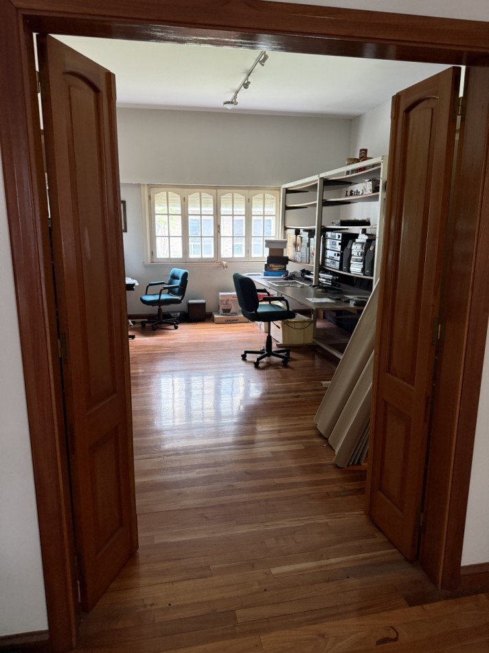 AJ - Importante  propiedad de categoria ideal geriatrico, clinica, consultorios