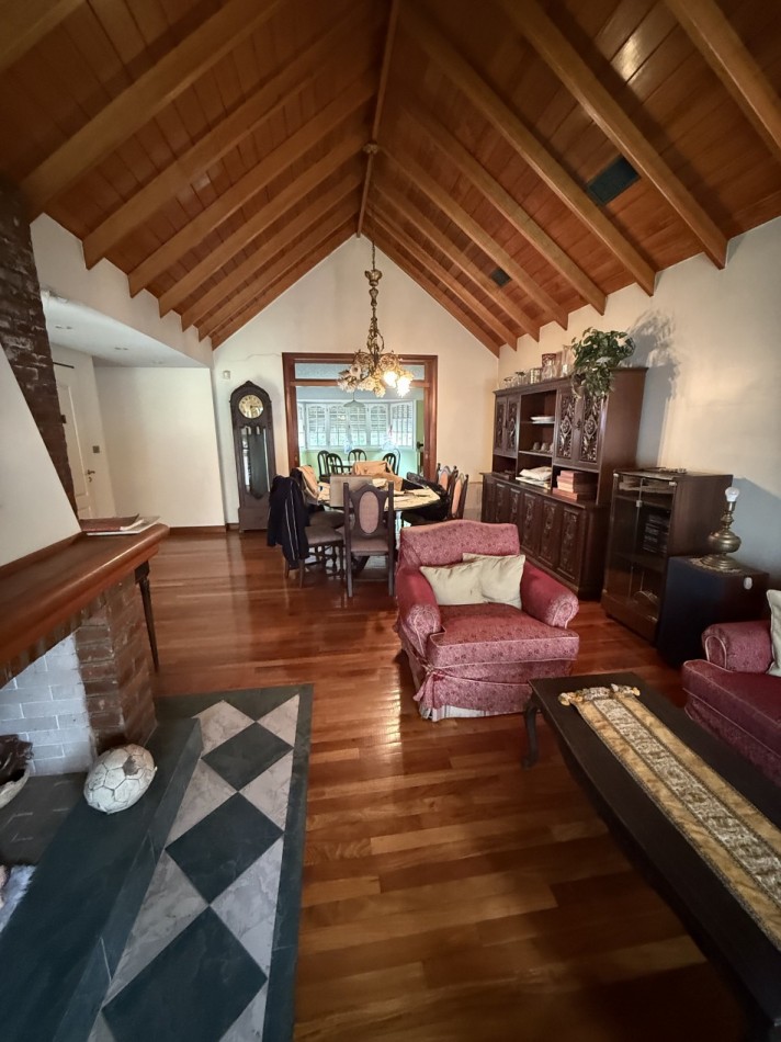 AJ - Importante  propiedad de categoria ideal geriatrico, clinica, consultorios