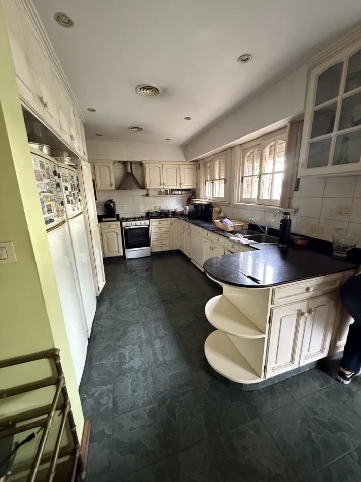 AJ - Importante  propiedad de categoria ideal geriatrico, clinica, consultorios