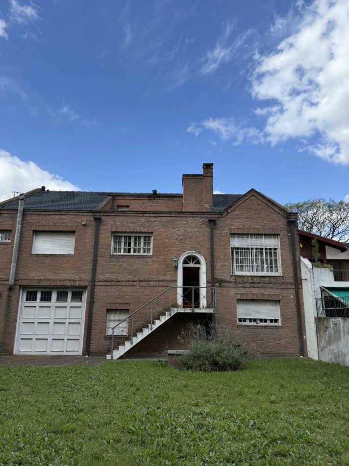 AJ - Importante  propiedad de categoria ideal geriatrico, clinica, consultorios