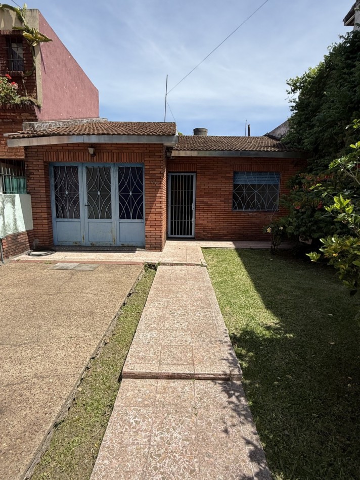 AJ - CASA 2 DORMITORIOS AMPLIO LOTE 