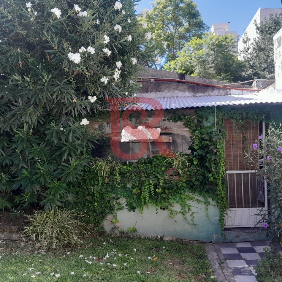 Excelente casa/lote en venta!!! Inmejorable ubicacion Amplia propiedad, sobre un terreno de 8,66 x 38,5 mts. En una ubicacion inmejorable, ideal para emprendimiento o desarrollo inmobiliario. Casa con amplio hall de entrada, living-comedor a la calle con