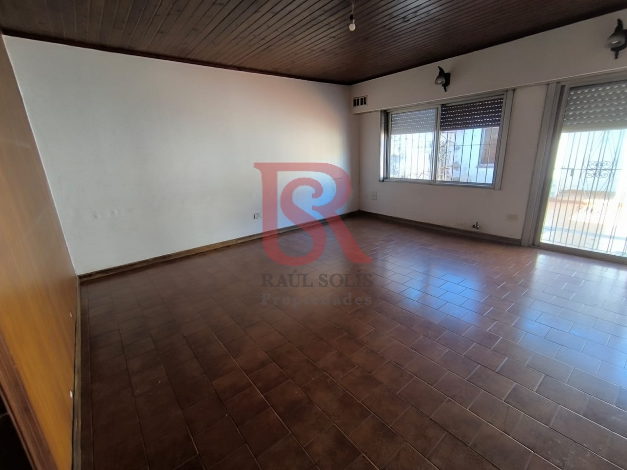 LP - venta hermosa casa con patio y parrilla a metros de la estacion de Don Bosco