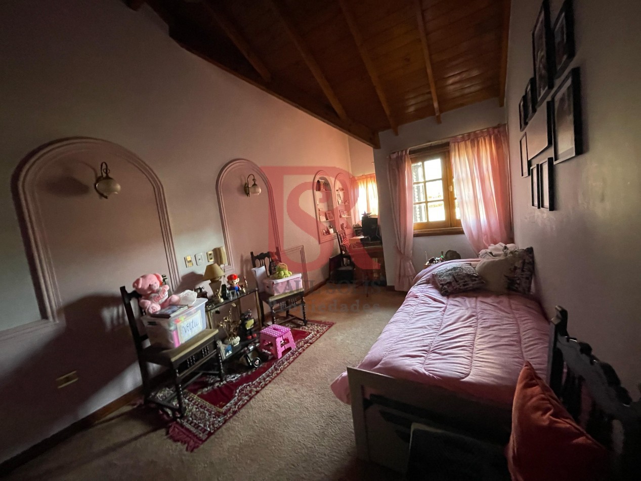 RB - VENTA AMPLIA Y HERMOSA CASA 4 AMBIENTES, COCHERA DOBLE, PATIO, JARDIN Y DEPOSITO AL FONDO - CENTRO DE BERAZATEGUI
