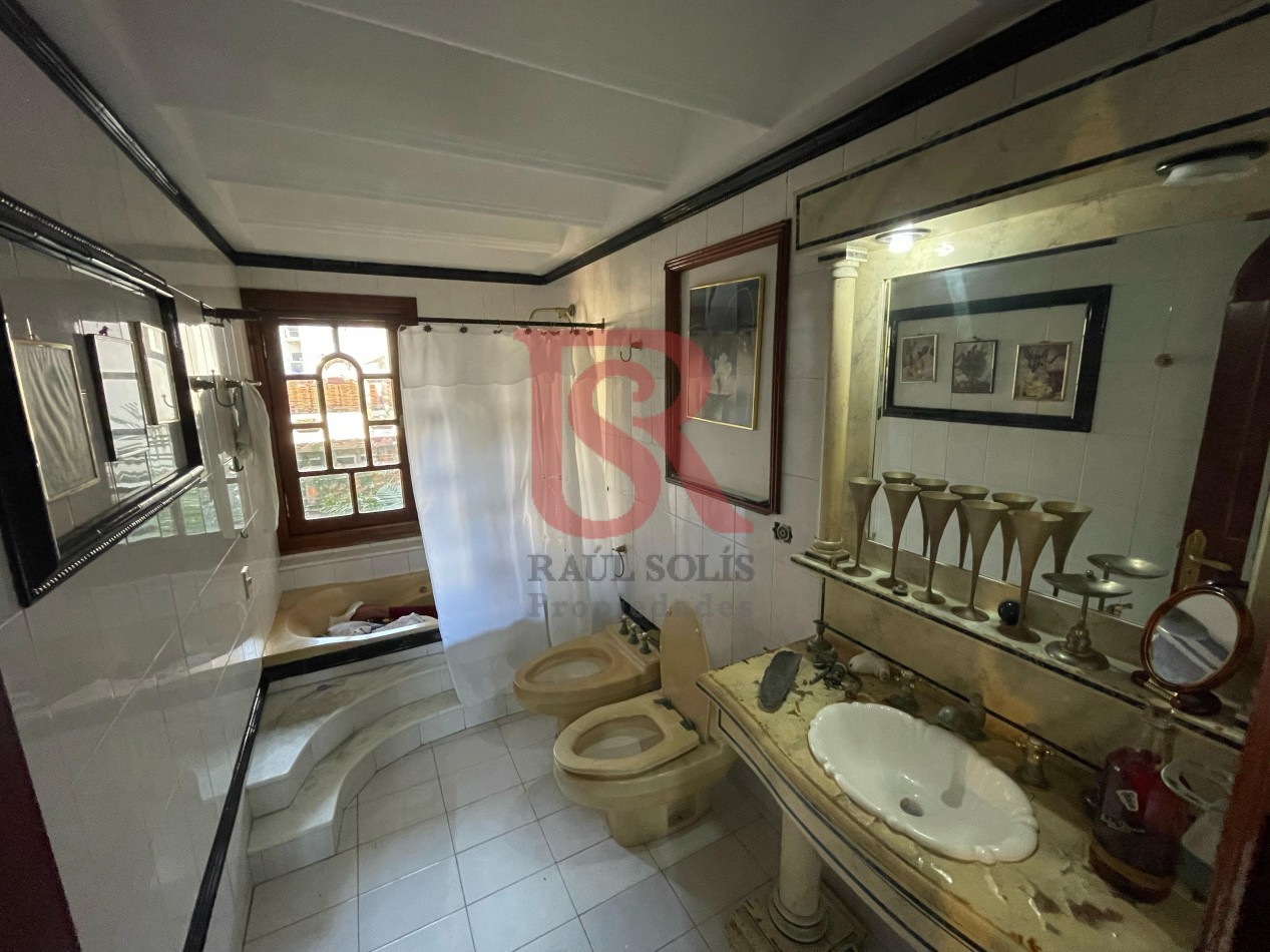 RB - VENTA AMPLIA Y HERMOSA CASA 4 AMBIENTES, COCHERA DOBLE, PATIO, JARDIN Y DEPOSITO AL FONDO - CENTRO DE BERAZATEGUI