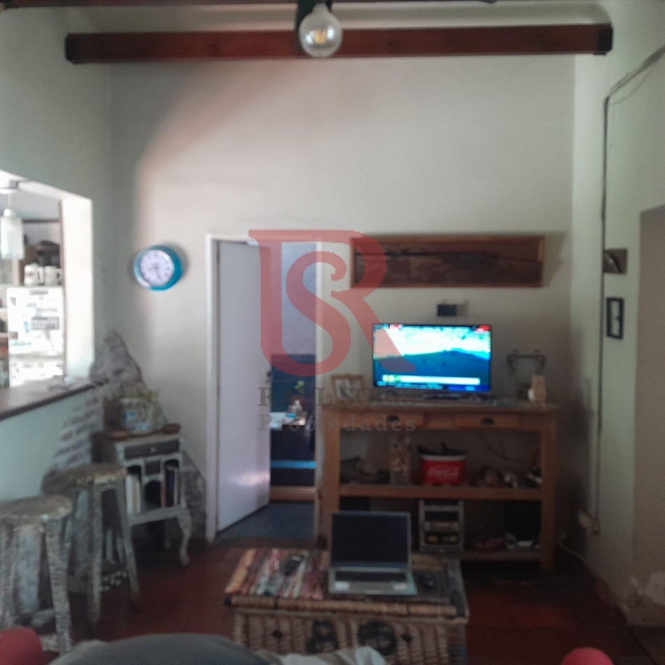 Excelente casa/lote en venta!!! Inmejorable ubicacion Amplia propiedad, sobre un terreno de 8,66 x 38,5 mts. En una ubicacion inmejorable, ideal para emprendimiento o desarrollo inmobiliario. Casa con amplio hall de entrada, living-comedor a la calle con