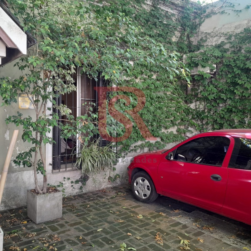 Excelente casa/lote en venta!!! Inmejorable ubicacion Amplia propiedad, sobre un terreno de 8,66 x 38,5 mts. En una ubicacion inmejorable, ideal para emprendimiento o desarrollo inmobiliario. Casa con amplio hall de entrada, living-comedor a la calle con