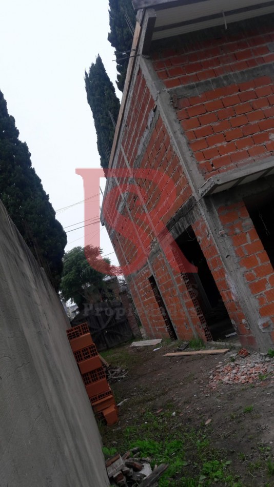 RB - Lote con vivienda de hormigon en construccion de dos plantas a terminar cerca del Cruce Varela