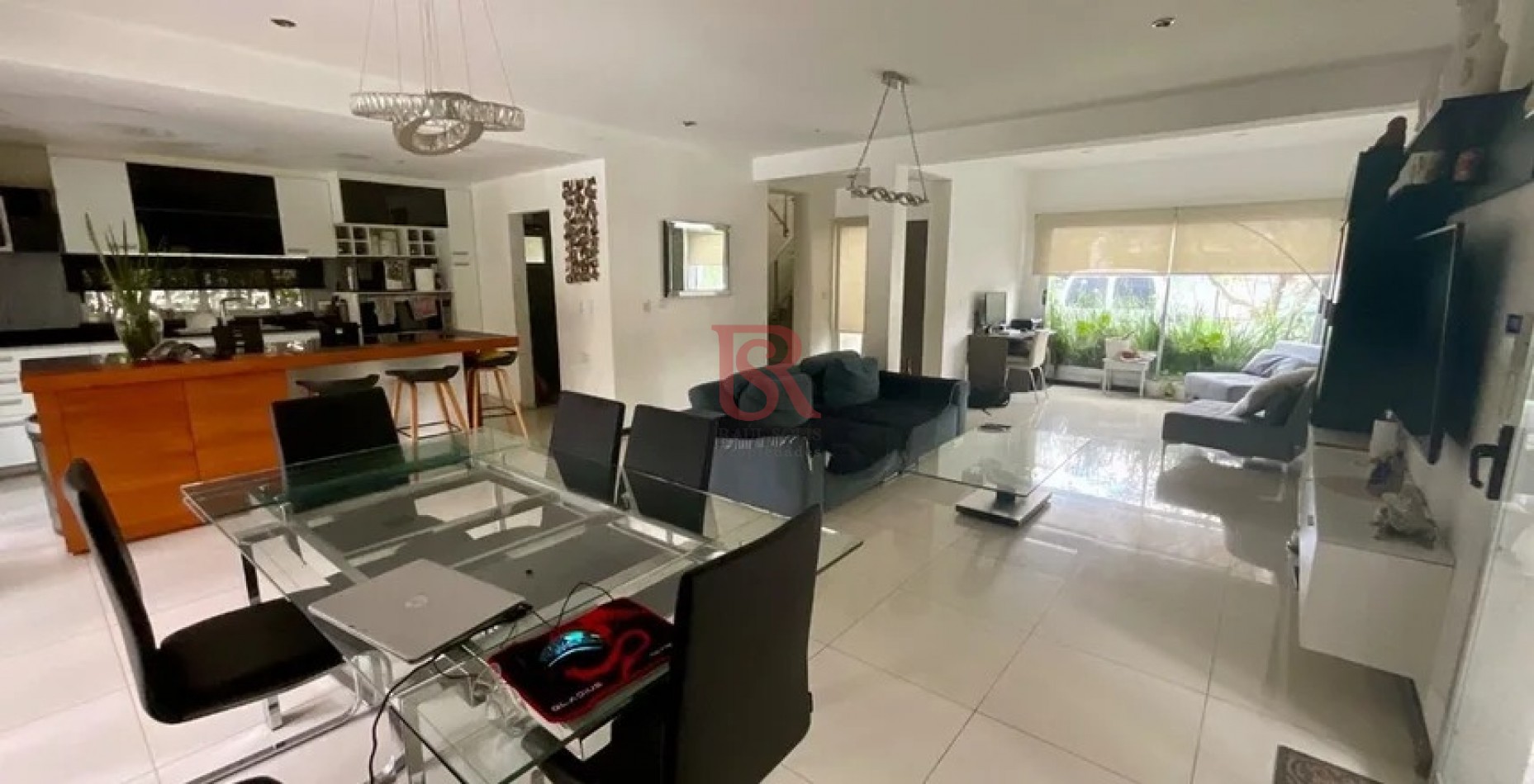 AM. Casa en Venta en Barrio Las Acacias con piscina