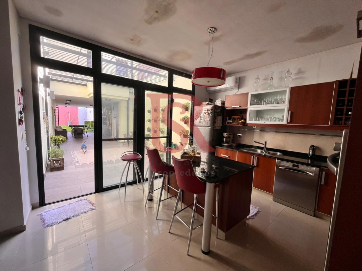 DN - Hermosa casa de 7 ambientes totalmente reciclada a nuevo en venta en Quilmes O