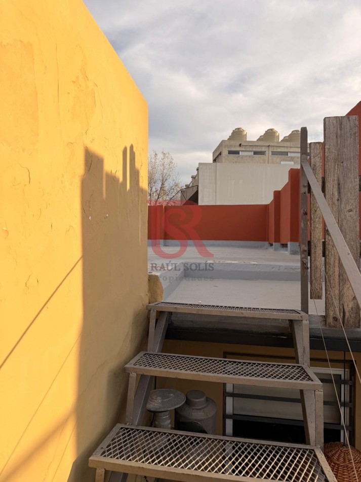 GV- PH 3 ambientes super amplios, patio y terraza propios. Remodelado con un estilo inigualable