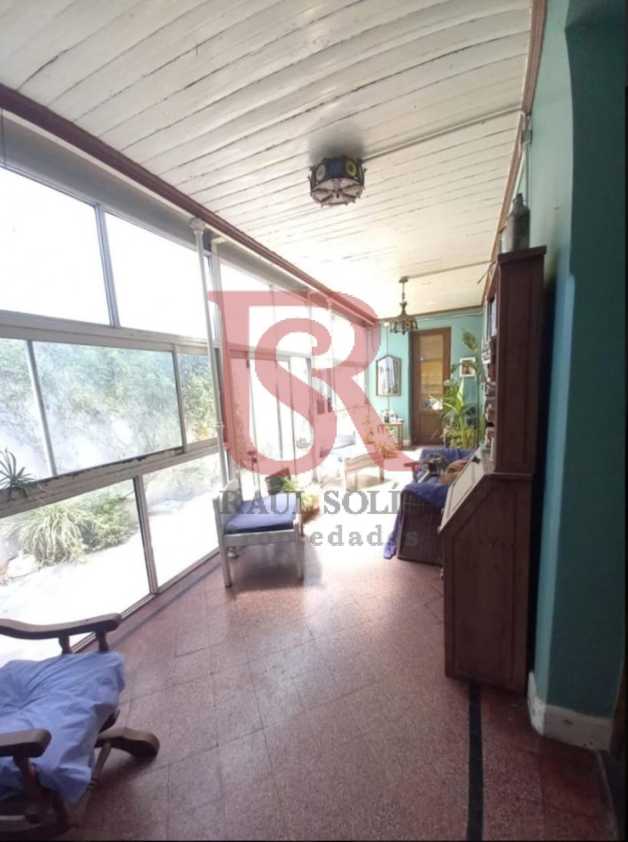 Excelente casa/lote en venta!!! Inmejorable ubicacion Amplia propiedad, sobre un terreno de 8,66 x 38,5 mts. En una ubicacion inmejorable, ideal para emprendimiento o desarrollo inmobiliario. Casa con amplio hall de entrada, living-comedor a la calle con