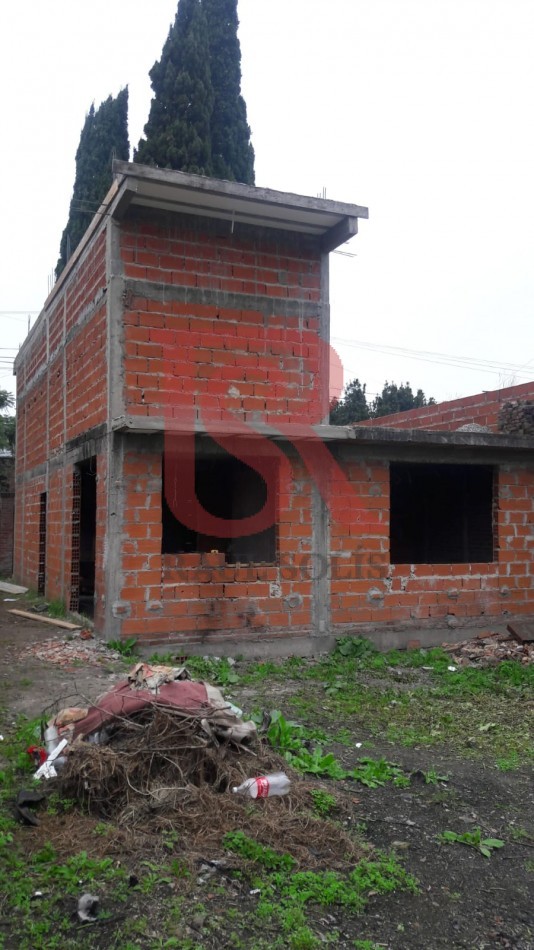 RB - Lote con vivienda de hormigon en construccion de dos plantas a terminar cerca del Cruce Varela