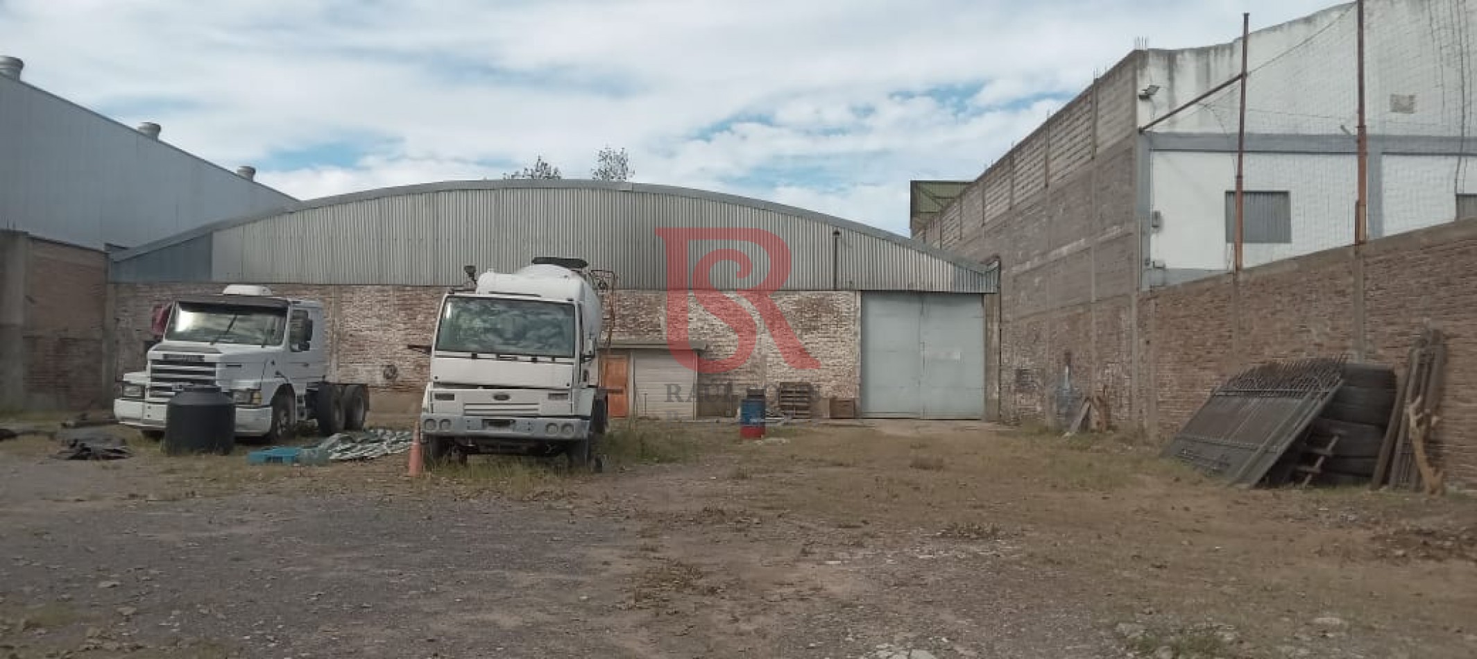 LP - Alquiler gran galpon con nave a metros del acceso en Villa Dominico